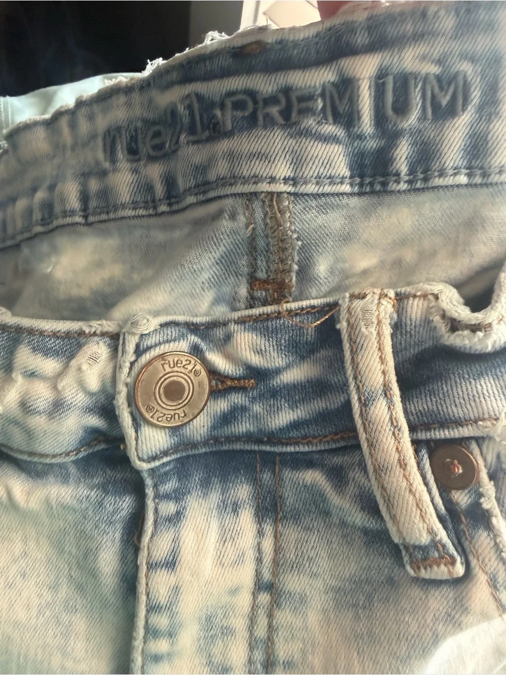 Rue 21 Premium Above Knee Supreme Flex Light Acid Wash Denim Ripped Shorts 32.